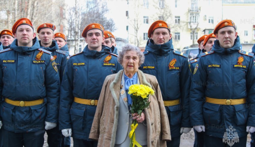 Сотрудники МЧС России прошли парадом под окнами ветерана Великой Отечественной войны