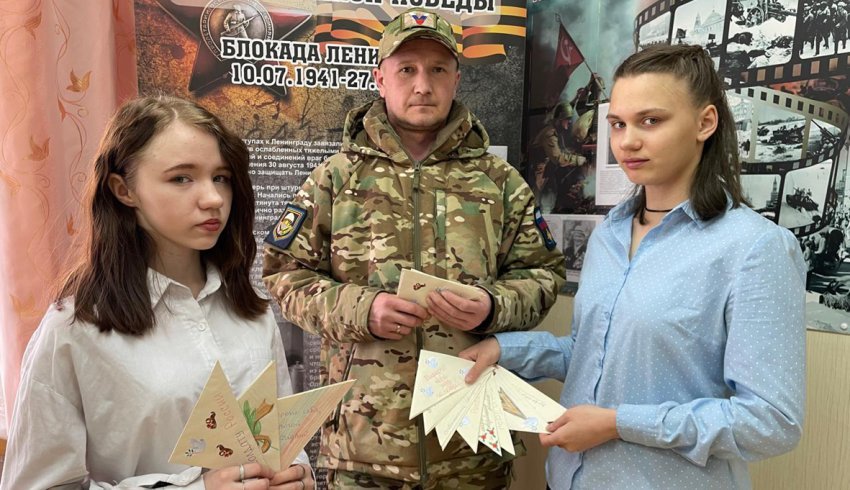 Письма бойцам СВО  передали школьники из Шенкурска незадолго до Дня Победы